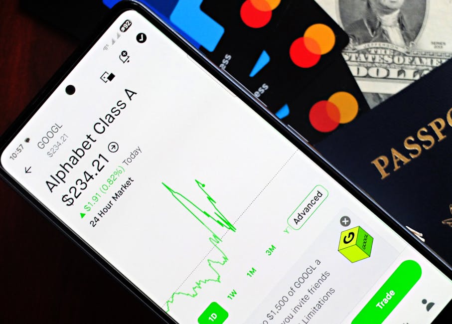 Escritorio con informes financieros impresos y una tableta mostrando métricas de cartera